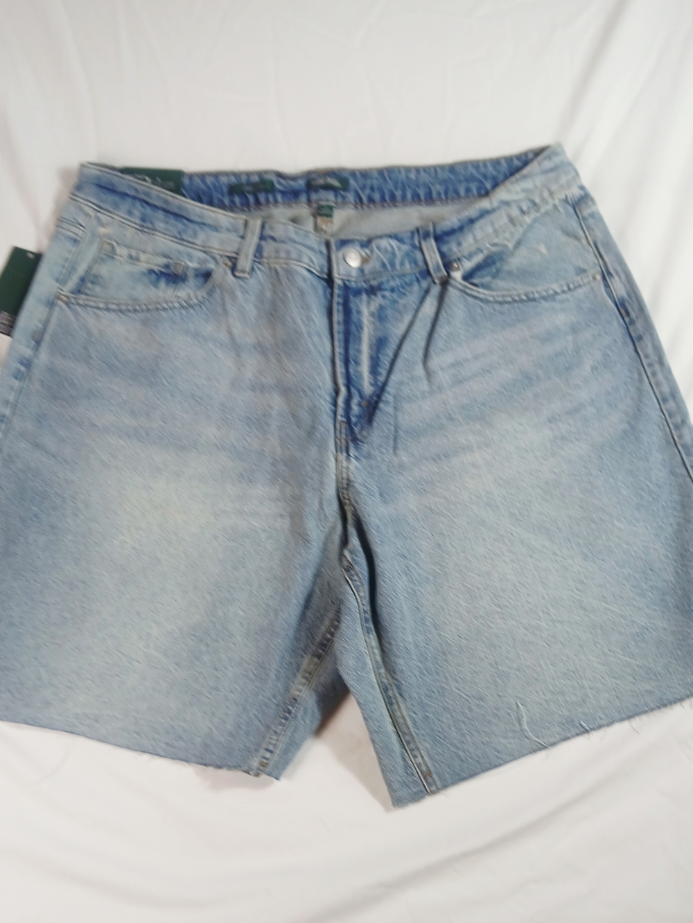 Wild Fable Women's Mid-Rise Easy Rigid Cut-off Jean Shorts Light Wash Sz. 17